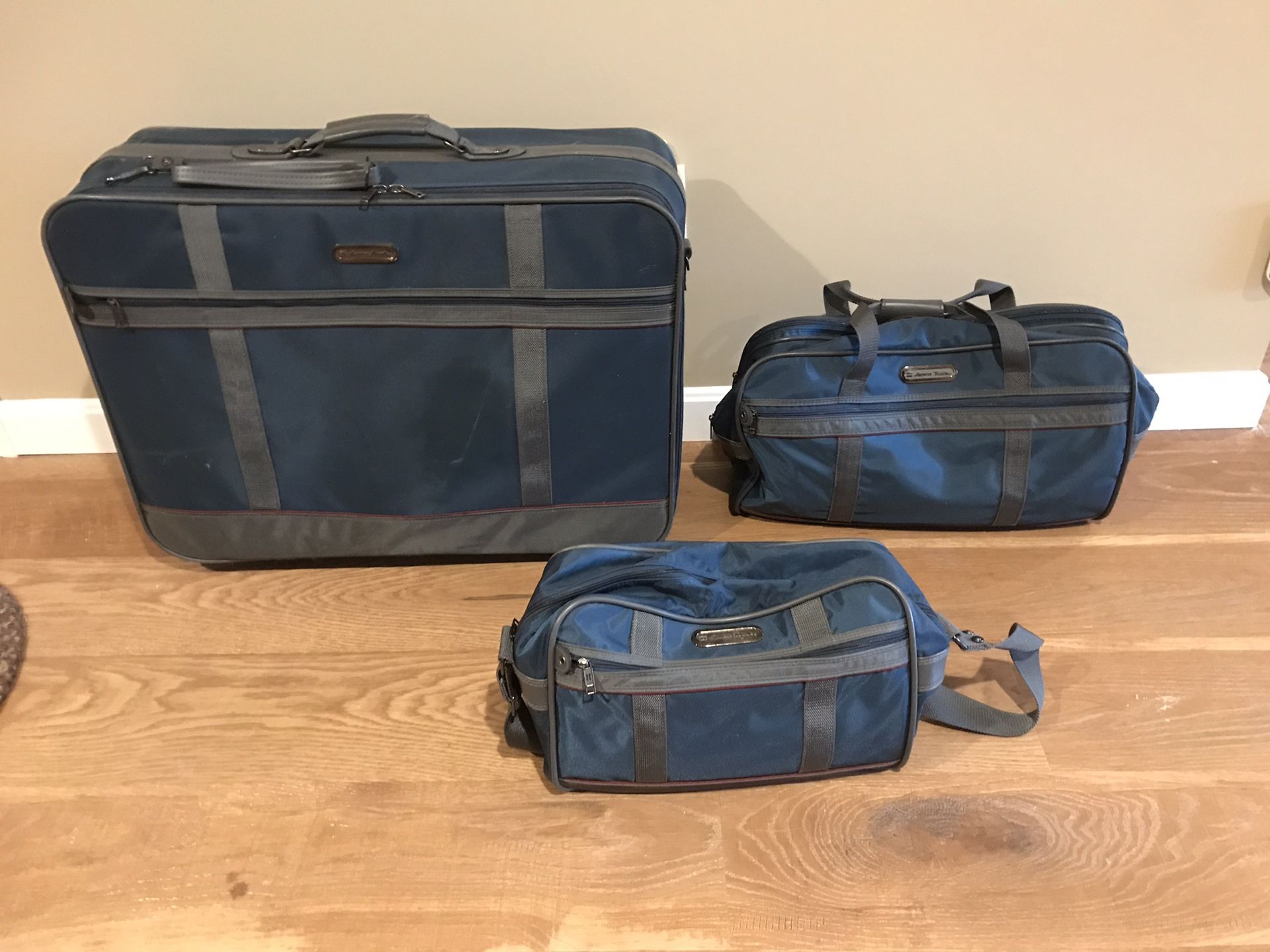 Vintage 3 pc American Tourister luggage set