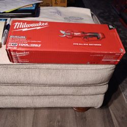 Milwaukee M12 Pruning Shears 