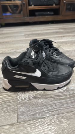 Youth size 2, airmax shoes in good condition