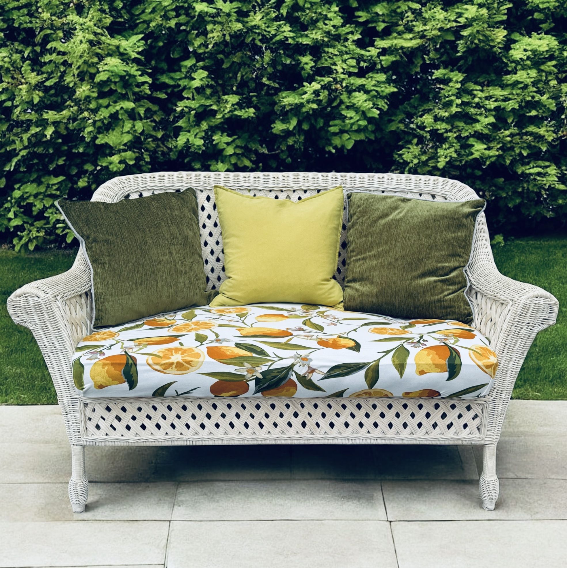 Charming Vintage Wicker Loveseat - Perfect for Indoors & Out! 🌴