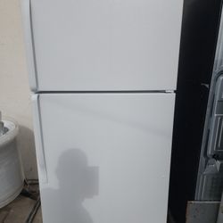 WHIRLPOOL 18CUFT WHITE FRIDGE 