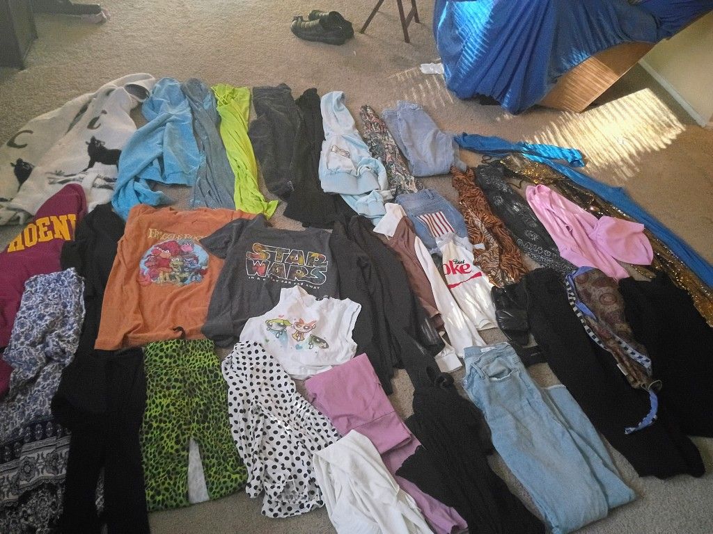 LADIES JUNIORS BUNDLE OF CLOTHES SM/MED TAKE ALL FOR  10$