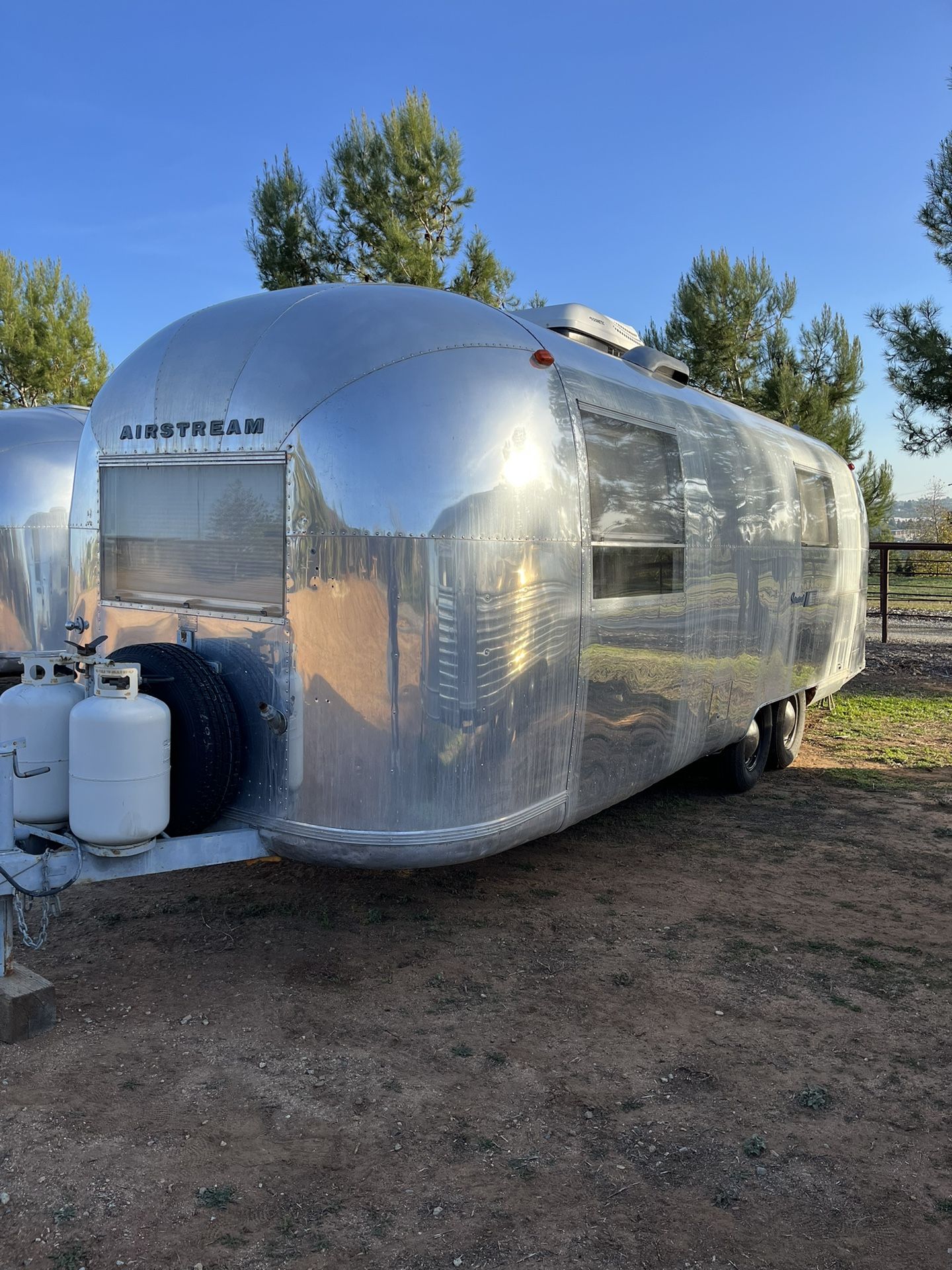 1966 Overlander Airstream 26ft. International Land Yacht Double bed layout