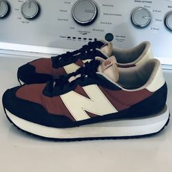 NEW BALANCE SNEAKER 👟 SHOES SIZE 10