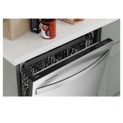 Top Control 24-in Built-In Dishwasher With Third Rack