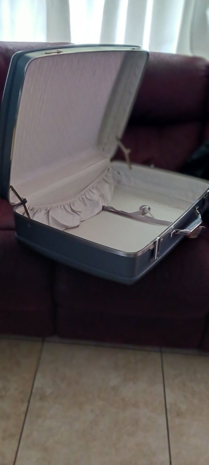 Nice and elegant American tourister hard side overnight suitcase. good Condition. 2 wheels, regular medium size