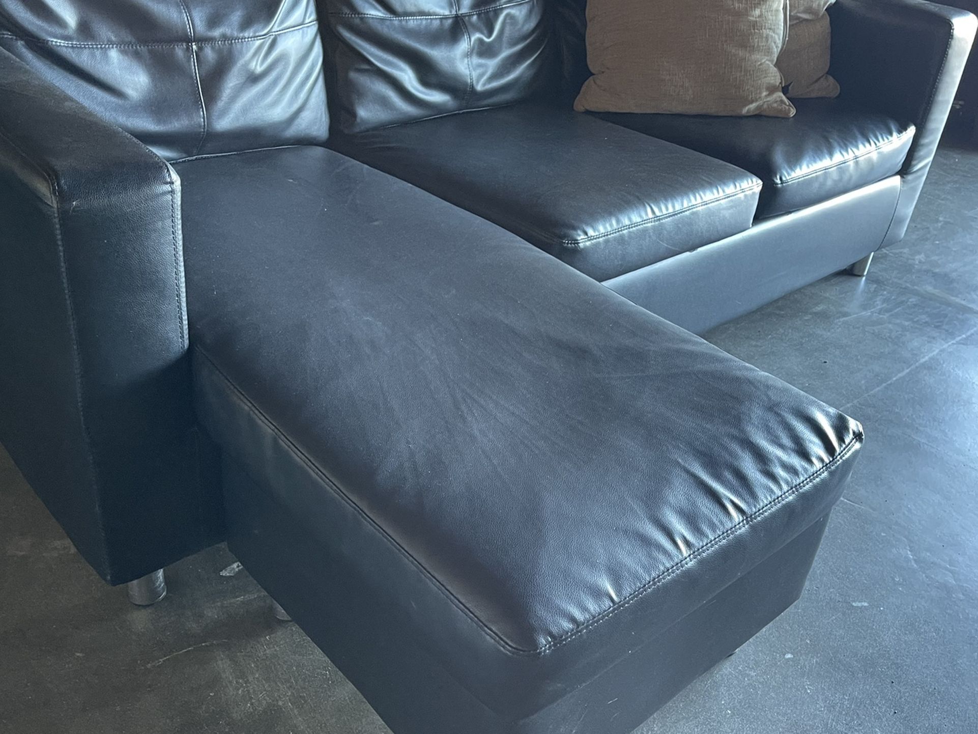 Black Sectional W Movable Chaise