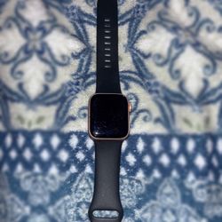 2 Apple Watches Series 4
