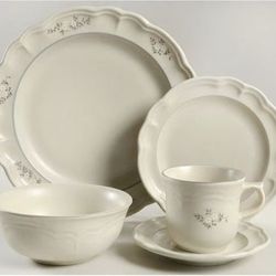 Beautiful ✨️ Heirloom
by Pfaltzgraff~20 Piece Estate Set~(4)-5 Piece Place Settings, Total Of 20 Dishes
