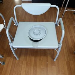 Drive Medical 22.0-Inches 12.0-Quarts Adjustable Bedside Commode