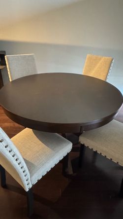 Round Dining Table and 4 Chairs Set – Great Condition