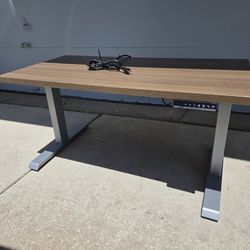 Motorized Standing Desk - Excellent Condition 