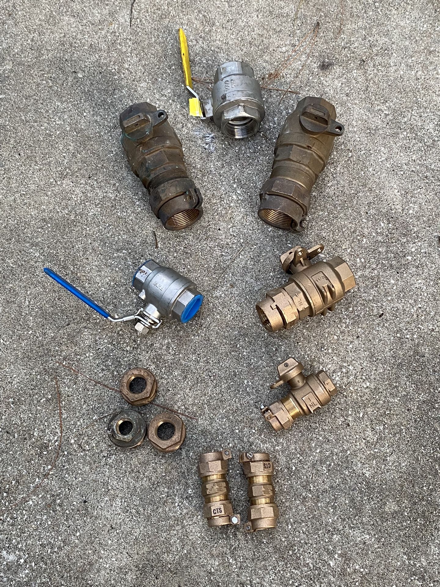 COMMERCIAL /BUILDERS GRADE “FORD” BRASS BALL WATER VALVES VARIOUS SIZES.