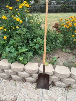 Square nose shovel
