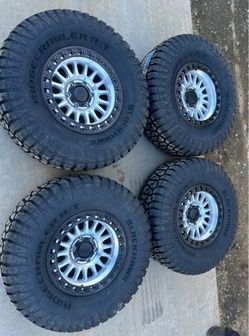 Brand new 17 inch Kmc 552 rims with brand new 35x12.50r17 Blackhawk R/T