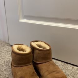 UGG minis size 3