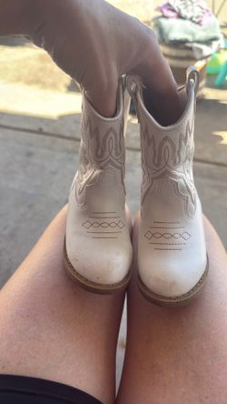 Size 6 toddler shoes.