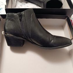 Cute Ladies black boots sz9