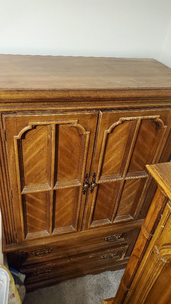 CHEST OF DRAWERS ARMOIRE