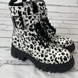 New women’s Levi’s leather giselle leopard camouflage boots  Size 6 