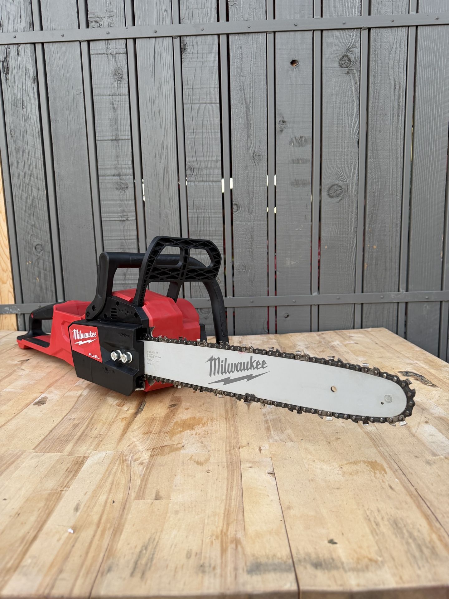 Milwaukee M18 FUEL 16 in. 18V Lithium-Ion Brushless Battery Chainsaw (Tool-Only
