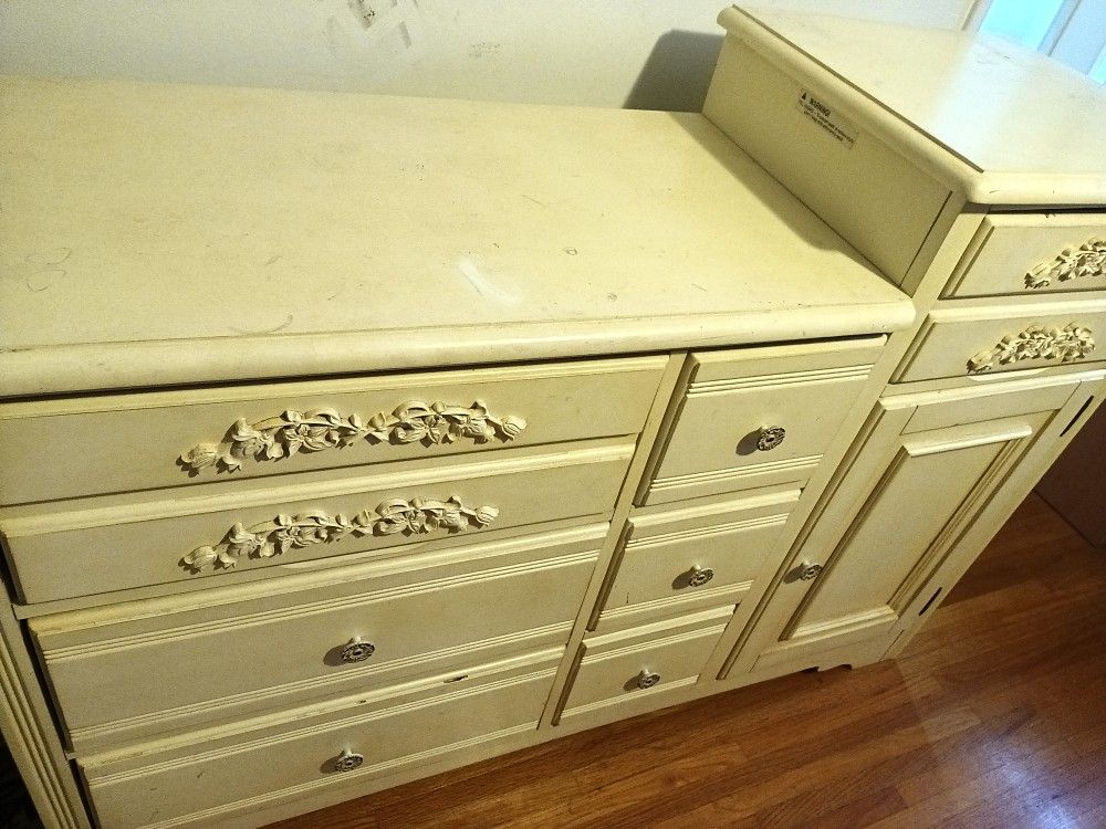 Crib/full bed convertible, dresser, matching