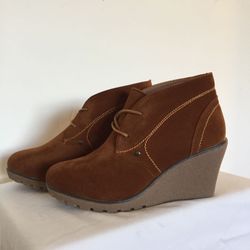 New women's ankle wedge bootie size 6