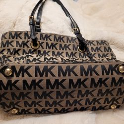 Michael Kors beautiful purse 
