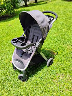 Graco speed folding stroller for one hand folding. Child tray with cup holders, storage basket and Sun shield canopy