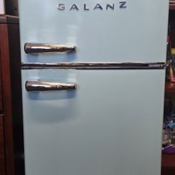 Galanz Retro Mini Fridge and Freezer In Baby Blue 