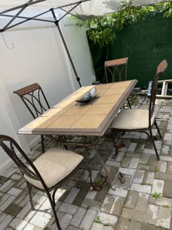 Mesa De Patio En Perfecto Estado.