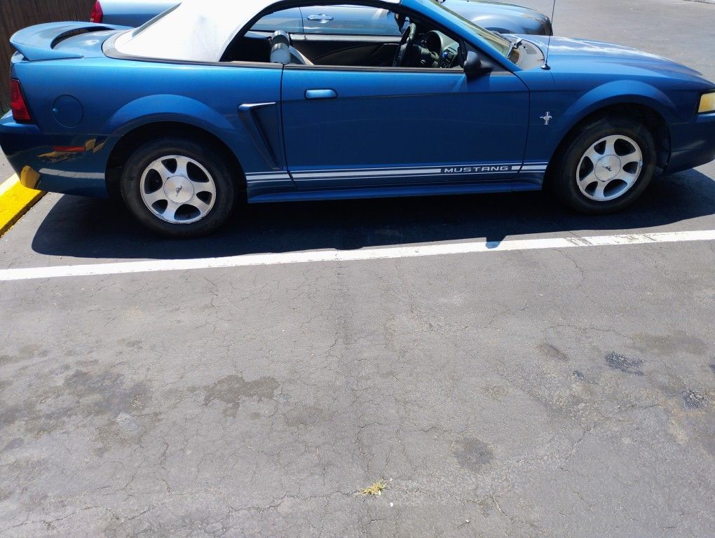 2000 Ford Mustang