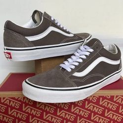 Brand New Vans Women’s Old Skool Shoes…Size 5.5