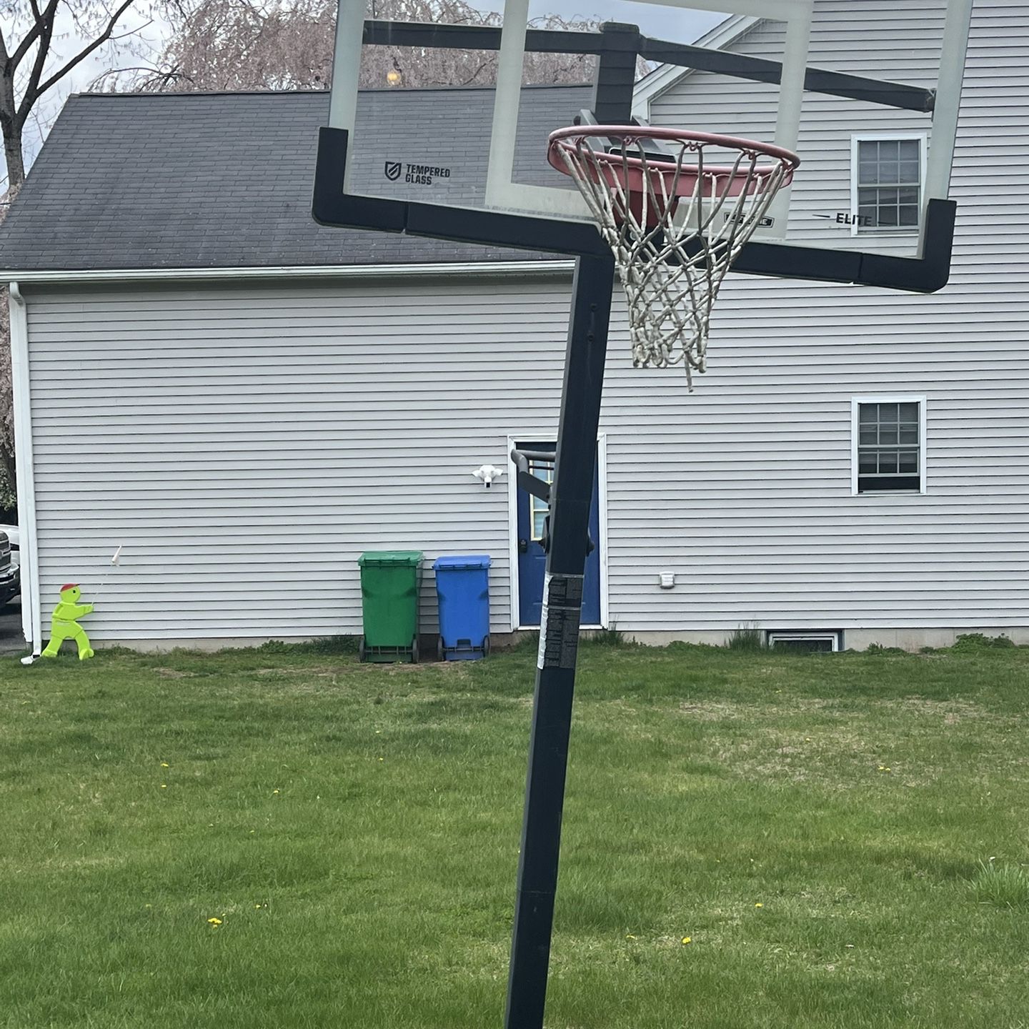 Basketball Hoop - adjustable. 