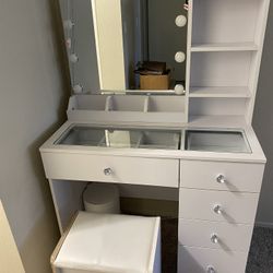 Vanity Desk With Mirror