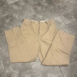 Men’s Pants Size 33/30 - Tan Classic Fit D3 Dockers 100% Cotton Pants. In Very Good Condition !!