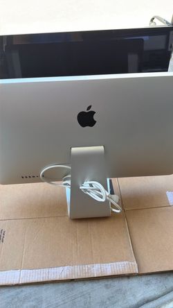 2 Apple 27-inch Thunderbolt Displays