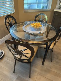 A Modern Dinning Set