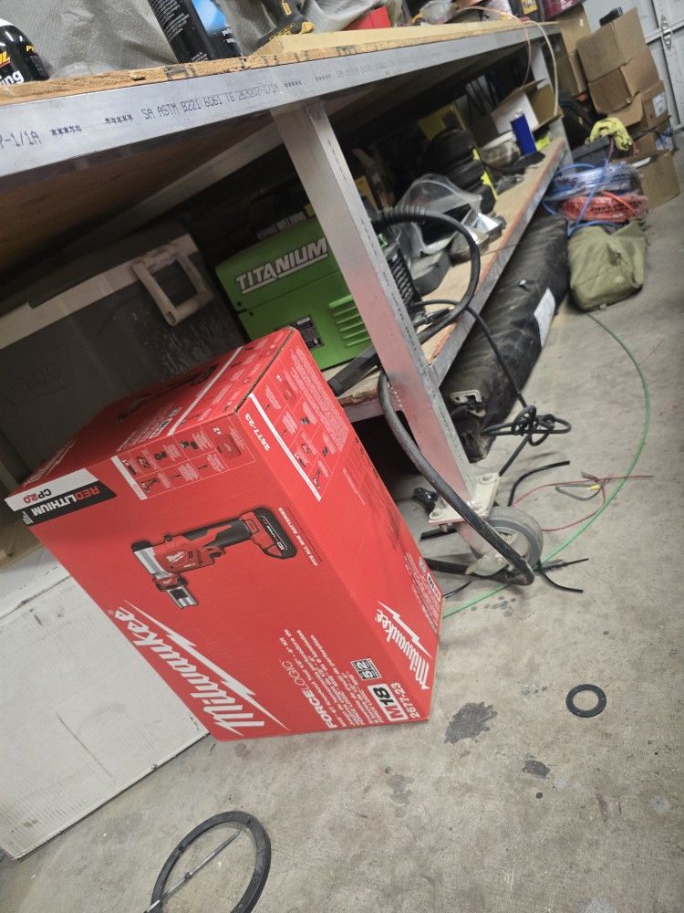 Milwaukee Knock Out Set Up To 4 Inch Brand New Still In The Box, Never Opened These Sell For Way Over 2k Im Asking 1500 Obo