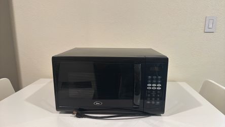 Oster OGZJ1104 countertop microwave