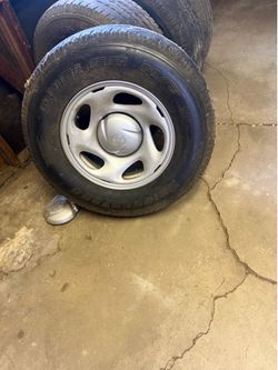 Toyota Tundra stock rims w/tires