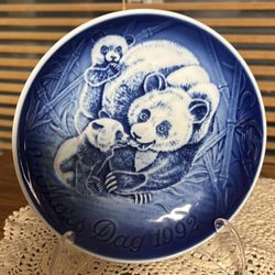 Bing & Grondahl B & G 6” collectible plate cobalt blue Mother’s Day Mors Dag 1992 mama panda cubs