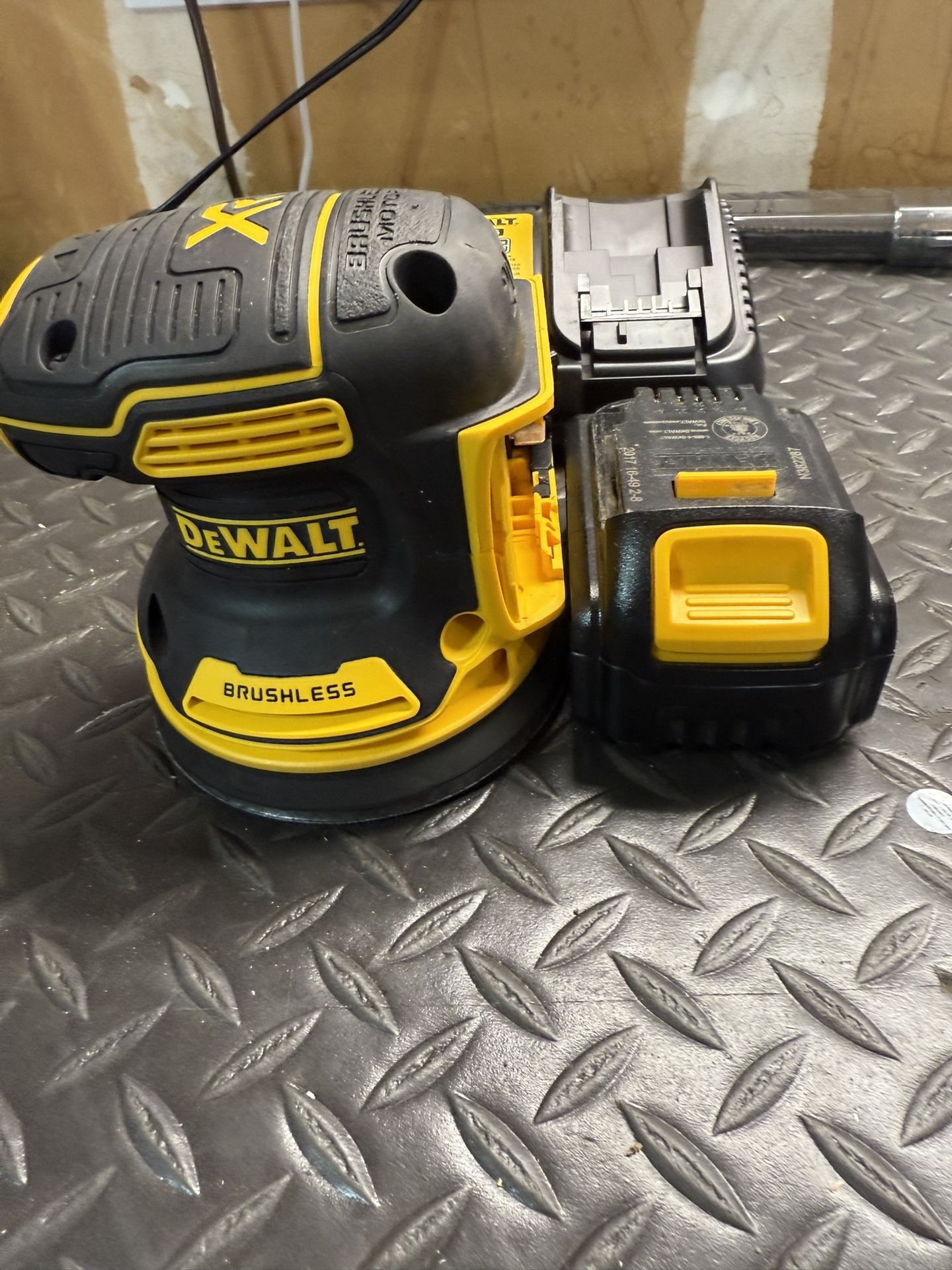 Dewalt Cordless Orbital Sander w/t Battery
