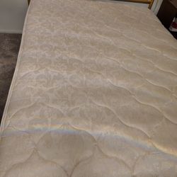 Free-Simmons Deep Sleep Queen Mattress 