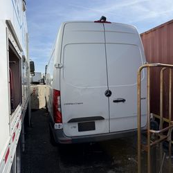 Mercedes van 2021 5000 miles new engine