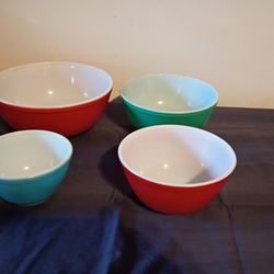 Vintage 4 Piece Pyrex Nesting Bowls 