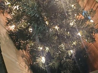 6FT PRE-LIT CHRISTMAS TREE + REINDEER CANDLE HOLDER