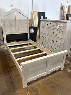 BRAND NEW RUSTIC WHITE TWIN/FULL SIZE BEDROOM SET!!!