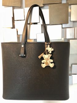 Black tote bag brand new with keychain Cartera negra nueva con llavero ositos