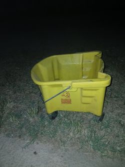 26QT Mopbucket no leaks 15$ obo